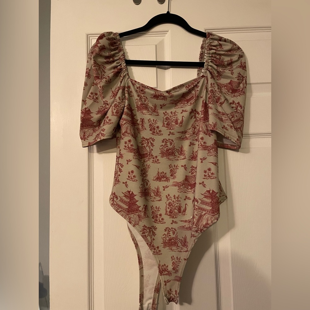 PLT burgundy renaissance printed square neck short puff sleeve body suit
